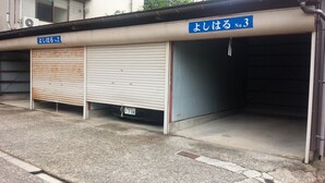 A building with two garage doors, one labeled 'よしはる No.2' and the other 'よしはる No.3'. - Kinosaki Onsen Restaurant & Ryokan Yoshiharu (Toyooka)