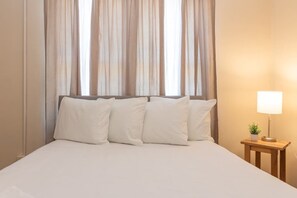 Iron/ironing board, travel cot, WiFi, bed sheets - Modern Interior - Delightful Doubles Unit D (Columbus)