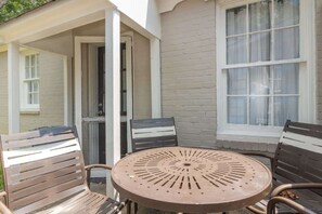 Outdoor dining - Modern Interior - Delightful Doubles Unit D (Columbus)