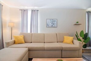 TV - Modern Interior - Delightful Doubles Unit D (Columbus)