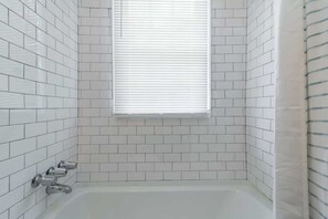 Douche, sèche-cheveux, serviettes fournies, shampoing