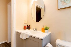 Douche, sèche-cheveux, serviettes fournies, shampoing