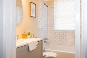 Douche, sèche-cheveux, serviettes fournies, shampoing