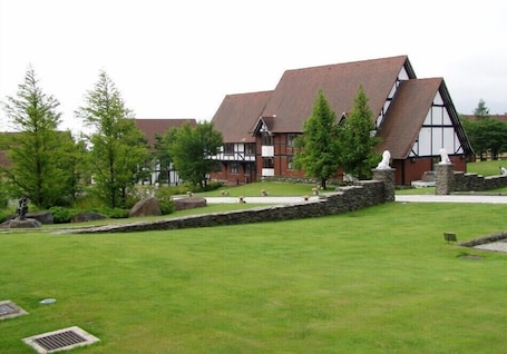 Exterior. Spa Pension Mary King's