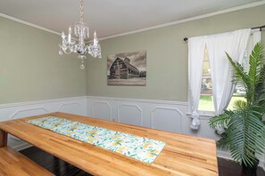 Dining - 10 Min to Downtown, Close to Dining-Boxwood Beauty (Columbus)
