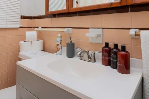10 Min to Downtown, Close to Dining-Boxwood Beauty