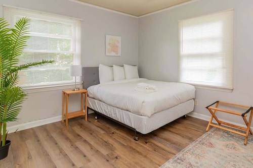 10 Min to Downtown, Close to Dining-Boxwood Beauty