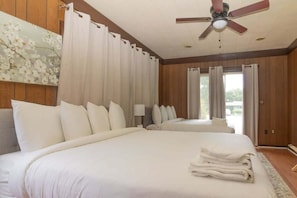 4 bedrooms, iron/ironing board, travel crib, WiFi - 10 Min to Downtown, Close to Dining-Boxwood Beauty (Columbus)