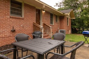 Outdoor dining - 10 Min to Downtown, Close to Dining-Boxwood Beauty (Columbus)