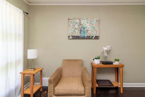 TV - 10 Min to Downtown, Close to Dining-Boxwood Beauty (Columbus)