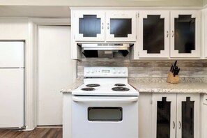 Coffee/tea maker, fridge, microwave, oven - 10 Min to Downtown, Close to Dining-Boxwood Beauty (Columbus)