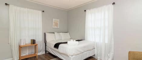 4 habitaciones, tabla de planchar con plancha, cuna de viaje y wifi