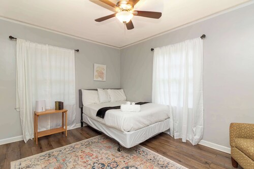 10 Min to Downtown, Close to Dining-Boxwood Beauty