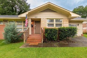 Exterior - 10 Min to Downtown, Close to Dining-Boxwood Beauty (Columbus)