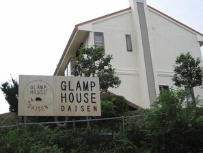 Un bâtiment sur lequel on peut lire l’inscription : « GLAMP HOUSE DAISEN ».