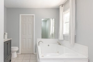 Shower, hair dryer, towels, shampoo - Pool, Fenced Yard, & Patio! Ventura Vista Retreat (Columbus)