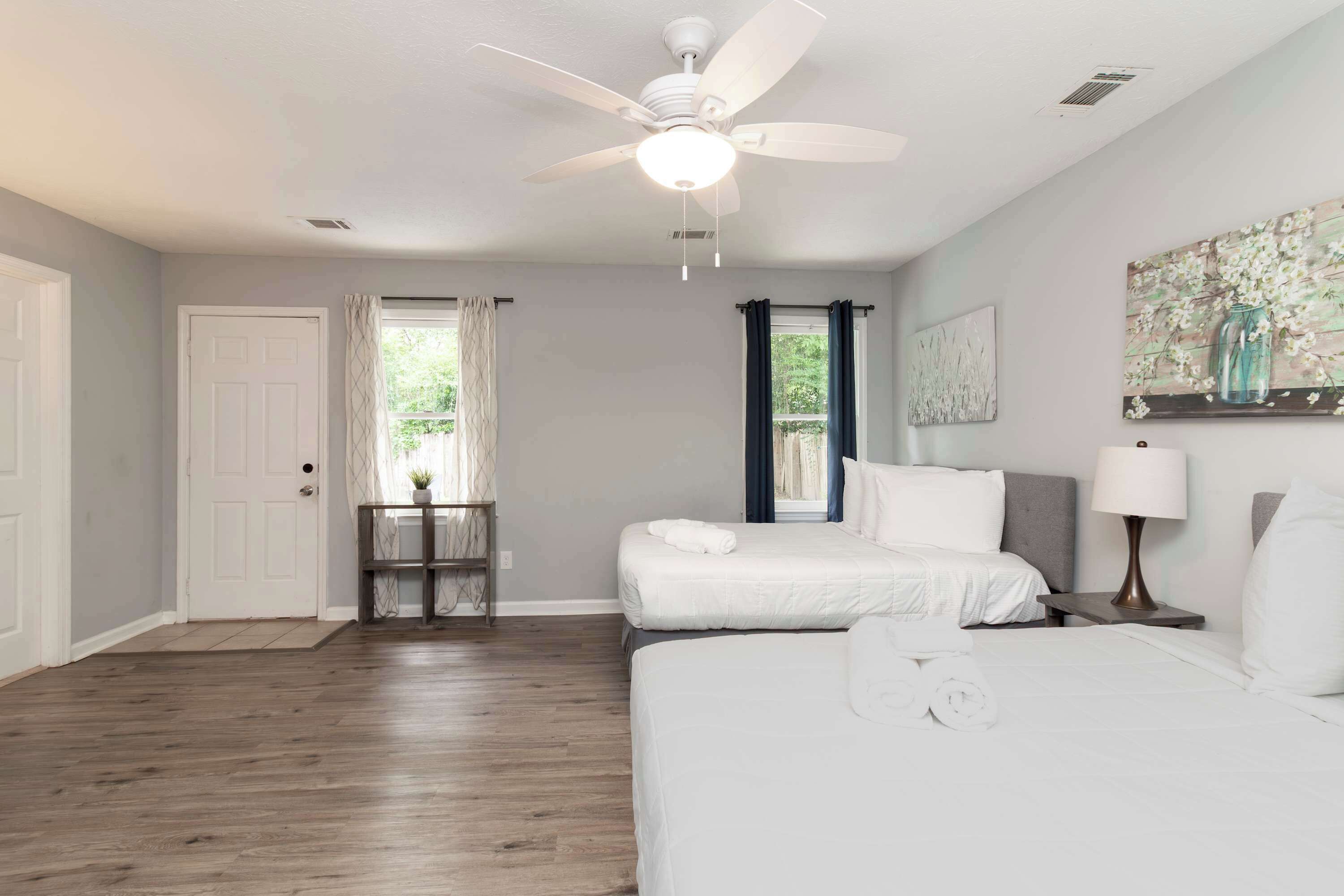 4 bedrooms, desk, iron/ironing board, travel crib