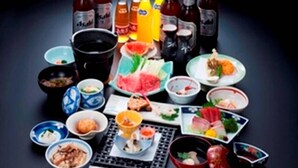 A variety of dishes and beverages on a table. - Gekko Onsen Kua Haimu (Koriyama)