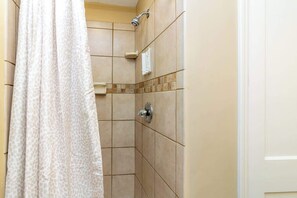 Shower, hair dryer, towels, shampoo - Pool! Near Downtown&Parks- The Cozy Guest Cottage (Columbus)