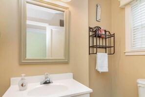 Shower, hair dryer, towels, shampoo - Pool! Near Downtown&Parks- The Cozy Guest Cottage (Columbus)