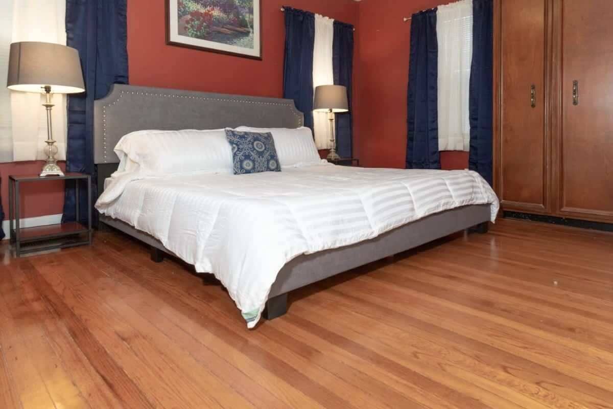 Tabla de planchar con plancha, cuna de viaje, wifi y ropa de cama 