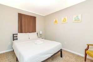 Iron/ironing board, travel cot, WiFi, bed sheets - Near Shops, Dining & Airport- The Hilltop Bungalow (Columbus)