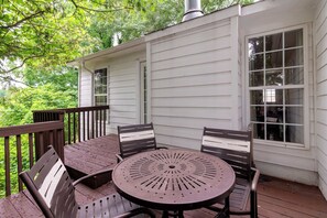 Outdoor dining - Near Shops, Dining & Airport- The Hilltop Bungalow (Columbus)