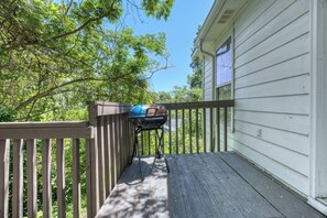 Property grounds - Near Shops, Dining & Airport- The Hilltop Bungalow (Columbus)