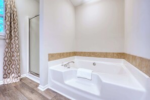 Shower, hair dryer, towels, shampoo - Near Shops, Dining & Airport- The Hilltop Bungalow (Columbus)