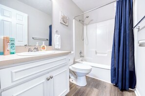 Shower, hair dryer, towels, shampoo - Near Shops, Dining & Airport- The Hilltop Bungalow (Columbus)