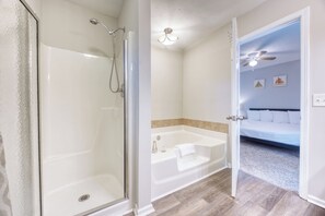 Shower, hair dryer, towels, shampoo - Near Shops, Dining & Airport- The Hilltop Bungalow (Columbus)