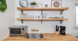 Refrigerador, microondas, cafetera y tetera y utensilios de cocina 