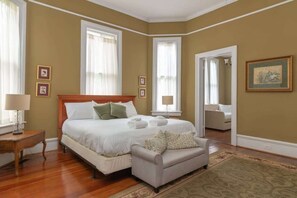 Iron/ironing board, travel cot, WiFi, bed sheets - Columbus's Luxurious Mansion! Stay at Goldfinch (Columbus)