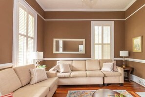 TV, offices - Columbus's Luxurious Mansion! Stay at Goldfinch (Columbus)