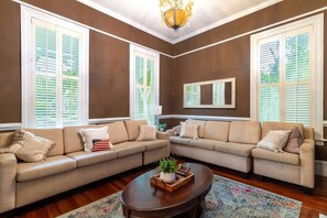 TV, offices - Columbus's Luxurious Mansion! Stay at Goldfinch (Columbus)