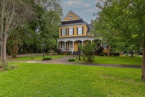 Exterior - Columbus's Luxurious Mansion! Stay at Goldfinch (Columbus)
