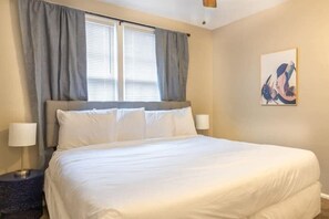 Iron/ironing board, travel cot, WiFi, bed sheets - Centrally Located - The Delightful Doubles Unit B (Columbus)