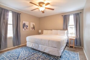 Iron/ironing board, travel cot, WiFi, bed sheets - Centrally Located - The Delightful Doubles Unit B (Columbus)