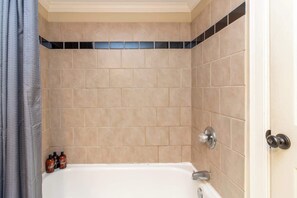 Dusche, Haartrockner, Handtücher, Shampoo