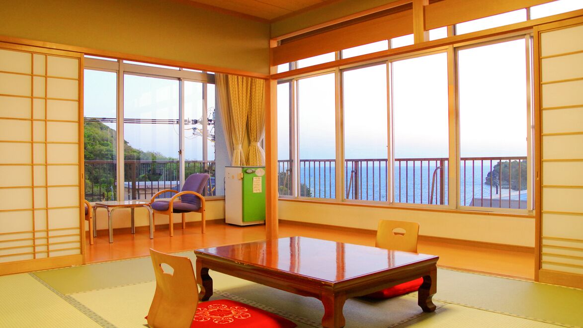 Une pièce de style japonais traditionnel, avec un sol recouvert de tatamis, une table basse et des chaises.