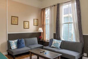 TV - Cozy Downtown Back Unit - The Sunny Southern Manse (Columbus)