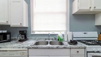 Cafetera y tetera, refrigerador, microondas y horno