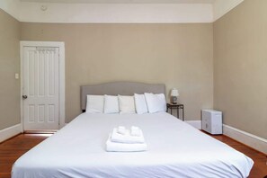 Iron/ironing board, travel cot, WiFi, bed sheets - Cozy Downtown Back Unit - The Sunny Southern Manse (Columbus)