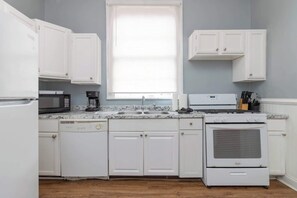Fridge, microwave, oven, stovetop - Cozy Downtown Back Unit - The Sunny Southern Manse (Columbus)