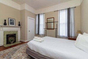 Iron/ironing board, travel cot, WiFi, bed sheets - Cozy Downtown Back Unit - The Sunny Southern Manse (Columbus)