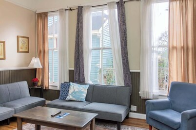 Cozy Downtown Back Unit - The Sunny Southern Manse