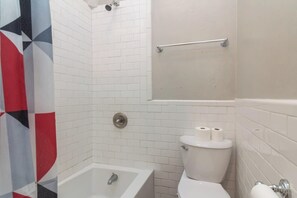 Shower, hair dryer, towels, shampoo - Cozy Downtown Back Unit - The Sunny Southern Manse (Columbus)