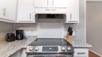 Coffee/tea maker, fridge, microwave, oven