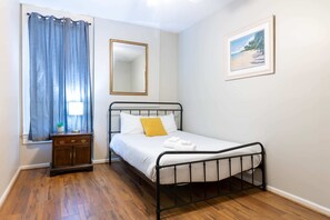 Een strijkplank/strijkijzer, reisbedje, wifi, beddengoed