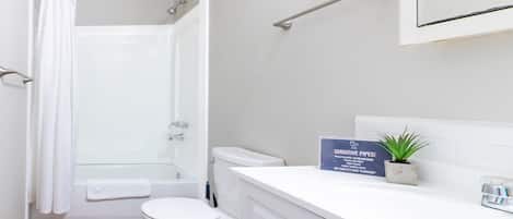 Douche, sèche-cheveux, serviettes fournies, shampoing